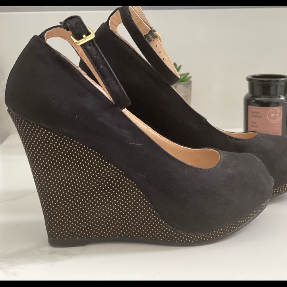 Suede w/ gold dot detail wedges sz 6